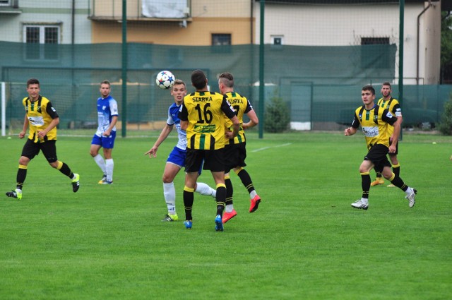 Piłkarze Siarki Tarnobrzeg (koszulki w pasy) rozegrali w sobotę wyjazdowy mecz z rezerwami Korony Kielce.  