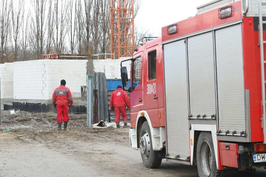 Wrocław: Wypadek na budowie pod Biedronką. Robotnik spadł z dużej wysokości. Helikopter w akcji