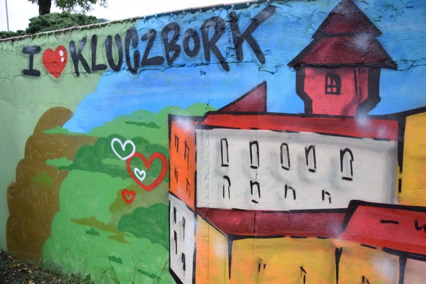 Tak wyglądają murale na murku przy kinie Bajka w Kluczborku.