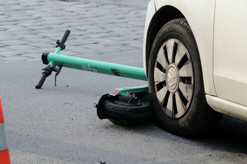 samochód potrącił kobietę jadącą na hulajnodze