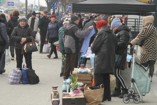 Handel chodnikowy przy kieleckich bazarach kwitnie. Zobaczcie, co można była dostać w piątek 1 marca>>>