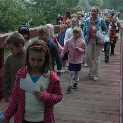 Pierwszą grupą, która przespacerowała się po moście na Kolonii Laski byli uczniowie pobliskiej szkoły podstawowej nr 4.