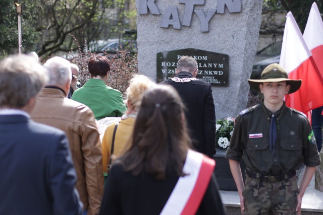 13 kwietnia, to Dzień Pamięci Ofiar Zbrodni Katyńskiej. Pod zielonogórskim Pomnikiem Katyńskim przy ul. Bohaterów Westerplatte odbyły się uroczystości ku pamięci zamordowanych ofiar.