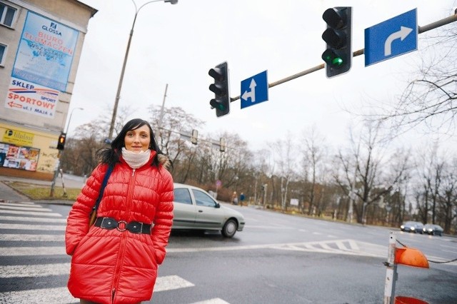 - Coś z tym skrzyżowaniem trzeba zrobić, bo strach tu przechodzić przez ulicę nawet na zielonym świetle - mówi Karolina Rzepka z Kędzierzyna-Koźla. W rogu zdjęcie z wypadku sprzed kilku dni,kiedy kierowca peugeota potrącił małżeństwo jadące motorowerem.