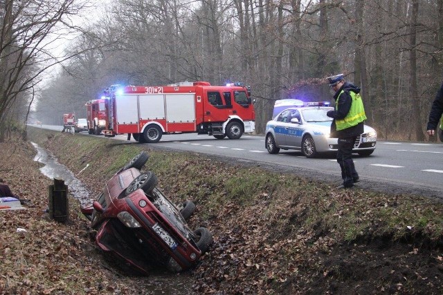 W okolicach Niedźwiednika w Opolu doszło do groźnego wypadku. Z pierwszych ustaleń policji wynika, że kierowca busa zajechał drogę 38-latce w renault scenic, które dachowało. Kobieta została przewieziona do Wojewódzkiego Centrum Medycznego w Opolu.