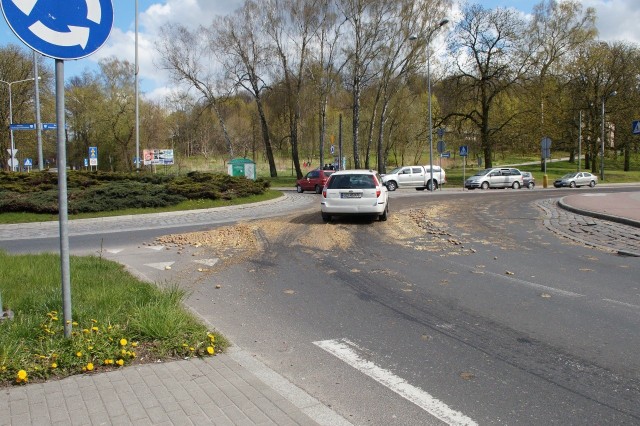 W środę (26 kwietnia) na rondzie Antkiewicza w Słupsku doszło do nietypowego zdarzenia drogowego. Z ciągnika rolniczego wysypały się ziemniaki. Kierowcy poruszający się tą częścią miasta muszą liczyć się z utrudnieniami.