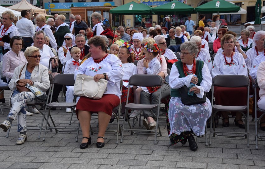 Oświęcim gospodarzem Regionalnych Spotkań z Tradycją. To już 13. Przegląd Zespołów Regionalnych Kół Gospodyń Wiejskich [ZDJĘCIA]