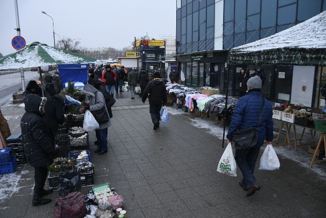 Kieleckie bazary we wtorek, 21 grudnia przeżywały prawdziwe oblężenie. Na targowisku święta w pełni - jest tu ogromna oferta świątecznego towaru. Od choinek poprzez masę świątecznych dekoracji, ozdób choinkowych na karpiach i innych produktach spożywczych niezbędnych na Boże Narodzenie skończywszy. Bardzo szeroka była także oferta prezentów świątecznych. Było w czym wybierać!Co szło najlepiej na kieleckich bazarach we wtorek, 21 grudnia? Sprawdź na kolejnych slajdach >>>