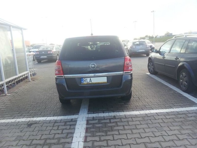 Krasne, parking przed hipermarketem Auchan i Leroy Merlin.