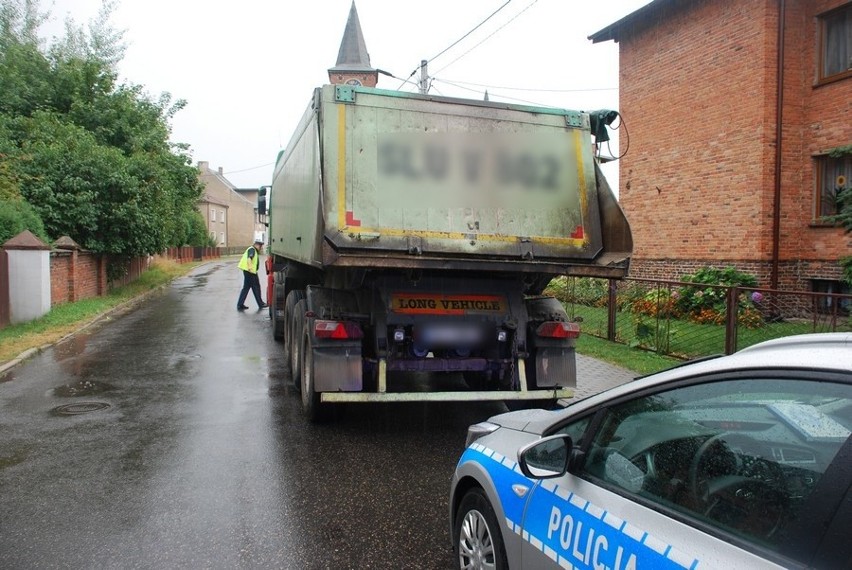 Wypadek na DK 11 w Sierakowie Śląskim: Osobówka uderzyła w ciężarówkę