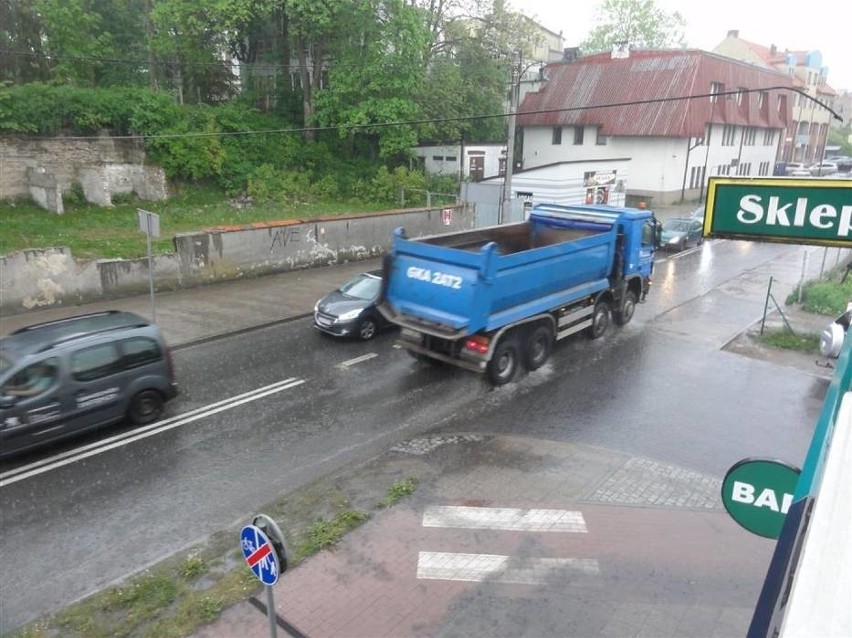 Burza nad Kartuzami - zalania posesji, piorun uderzył w dom  [ZDJĘCIA, WIDEO]