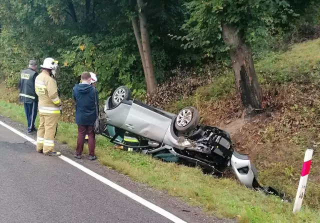 Do wypadku doszło w piątek około godziny 6.25. Kierowcy cudem nic się nie stało. Więcej na kolejnych zdjęciach.