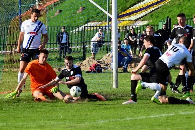 W meczu A klasy I grupy bydgoskiej Kamionka Kamień  Krajeński (czarne stroje) uległa Zawiszy Bydgoszcz 0:1. Jedynego gola strzelił Wojciech Ruczyński. Spotkanie obserwowało około 700 kibiców obu drużyn. Fani niebiesko-czarnych przygotowali efektowną oprawę. Nie zabrakło także rac.