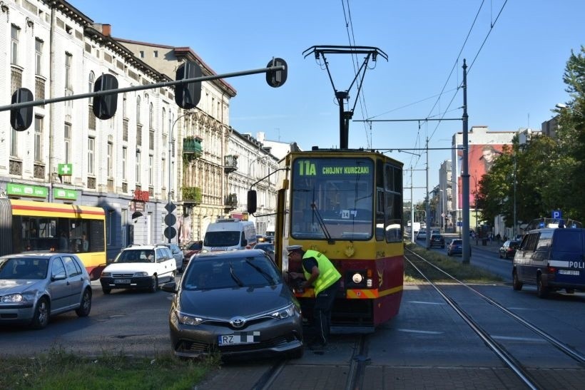 Wypadek na Zachodniej przy Próchnika - samochód osobowy zderzył się z tramwajem - korki!