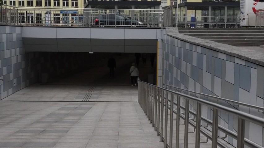 W wyremontowanym przejściu podziemnym w Koszalinie trwają...