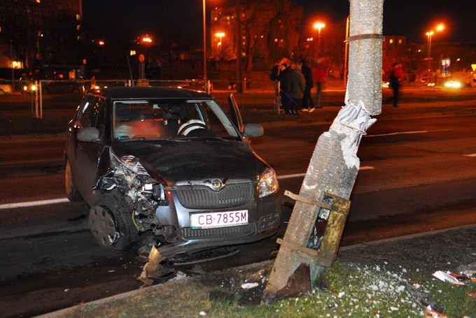 Pochylona lampa sparaliżowała ruch w mieście