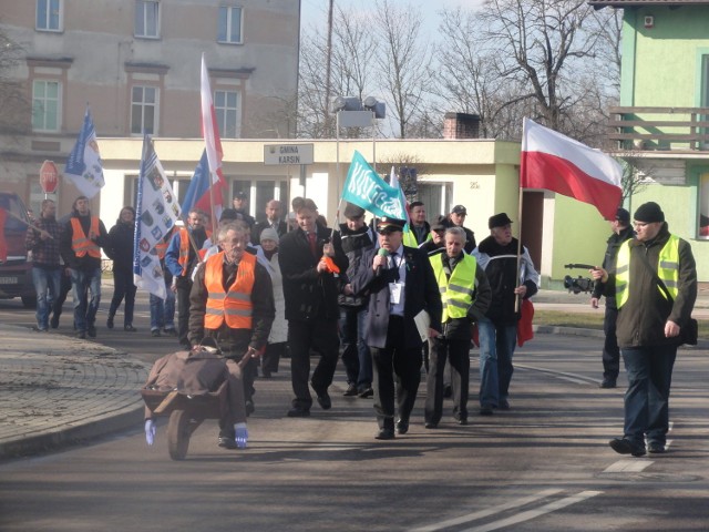 Przeciwnicy likwidacji połączeń kolejowych w czasie marszu na taczce wieźli kukłę, która symbolizowała osobę wicemarszałka Ryszarda Świlskiego. - Na stos! - krzyczano podczas jej spalenia