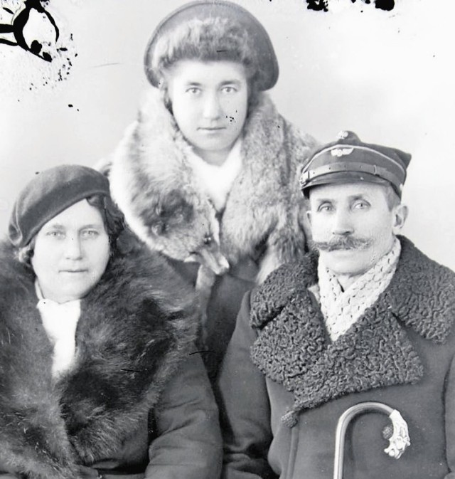 To zdjęcie Władysław Piotrowski zrobił w 1938 roku. Pewnie zimą, sądząc po ciepłych ubiorach pozujących do fotografii.