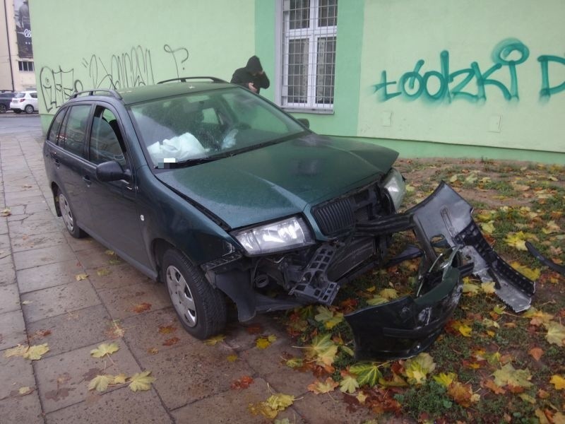 Karambol na skrzyżowaniu Sterlinga i Jaracza. Zderzyły się trzy auta [zdjęcia]