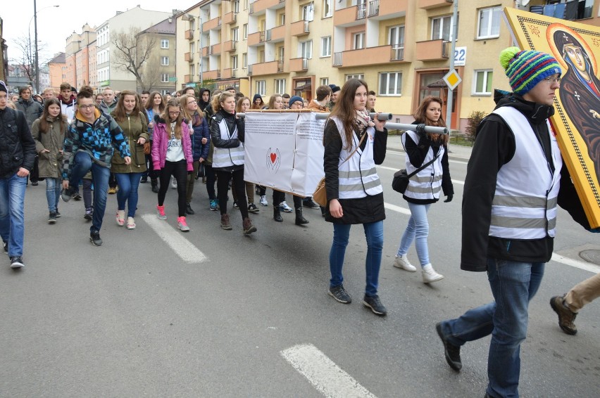 Tarnów. Tłumy młodych z całej diecezji przeszły ulicami miasta niosąc krzyż