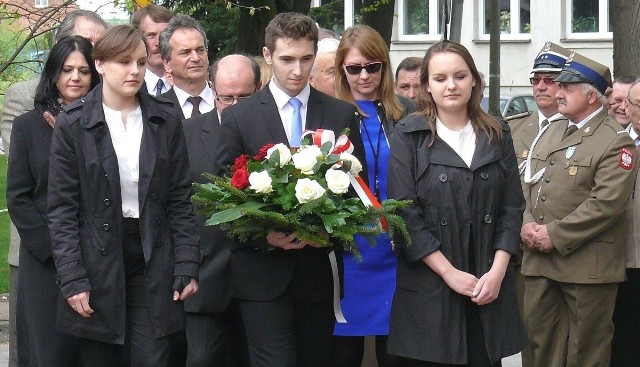 Kwiaty przed pomnikiem Tadeusza Kościuszki złożyła także delegacja Liceum Ogólnokształcącego w Kazimierzy Wielkiej.