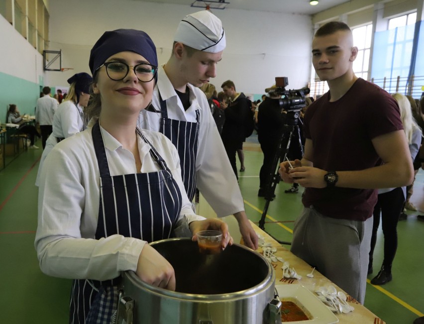 Zuzanna Mleczkowska, wraz z zespołem, przygotowała zupę...