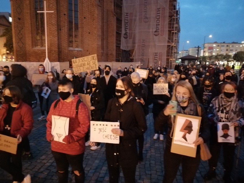 Na placu przy gorzowskiej katedrze zgromadziło się kilkaset...