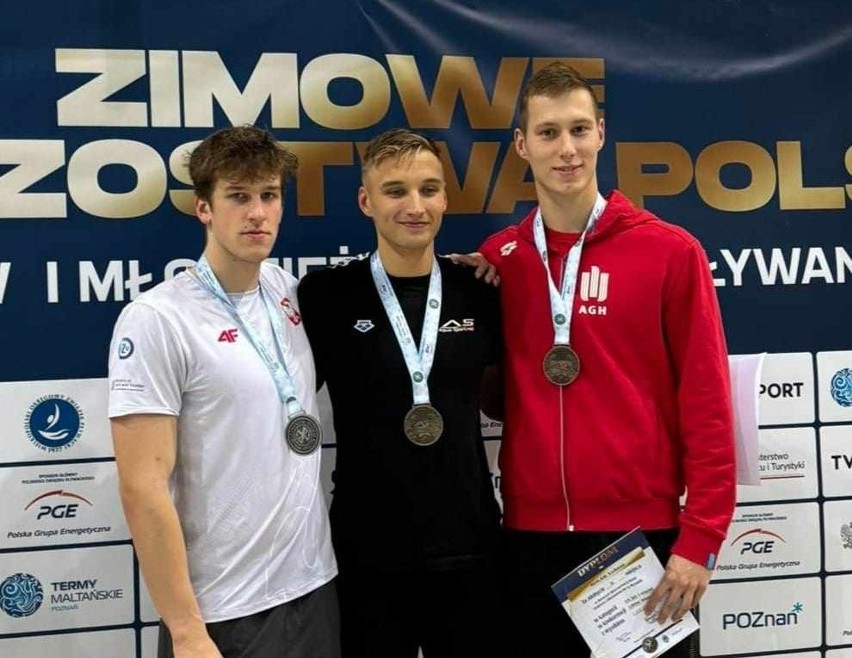Dawid Wiekiera (z lewej) zdobył trzy medale: jeden złoty i...