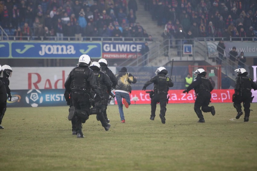 Piast - Górnik i zadyma kibiców