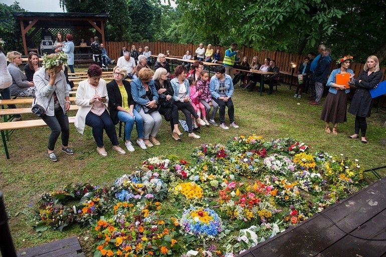 Wianki Świętojańskie w Chełmie: Robert Kasprzycki, konkurs na najpiękniejszy wianek, korowód nad Rabę i pokaz ognia