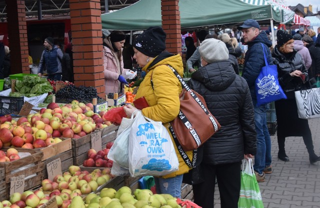 Ładna listopadowa pogoda sprzyjała handlowaniu na miejskim targu w Szydłowcu. Byli sprzedający i kupujący.ZOBACZ ZDJĘCIA>>>