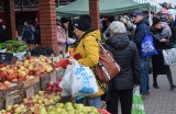 Sobotni targ miejski w Szydłowcu. Ładna pogoda sprzyjała handlowaniu. Ceny warzyw i owoców (ZOBACZ ZDJĘCIA)