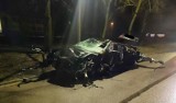 Wypadek w Ostrowi Mazowieckiej. 3.01.2022. 33-letni mieszkaniec powiatu ostrowskiego uderzył w betonowe ogrodzenie. Zdjęcia