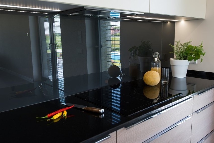 Szkło w kuchni może być wykorzystane jako wyspa kuchenna.