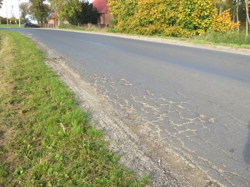 Zniszczona droga powiatowa na trasie Brodnica - Zbiczno. Urzędnicy znają przyczynę. Co z rozwiązaniem tego problemu?