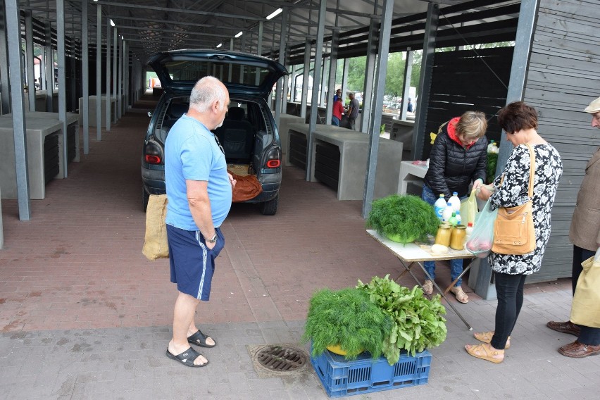 Handel na rynku pod wiatą za złotówkę. Chętnych brak (zdjęcia)