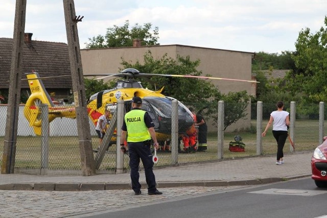 We wtorek, 21 sierpnia w miejscowości Obra niedaleko Wolsztyna kilkuletnie dziecko wypadło z okna na wysokości pierwszego piętra. Rannego malucha przetransportowano śmigłowcem Lotniczego Pogotowia Ratunkowego do szpitala w Zielonej Górze. Zobacz więcej zdjęć ----->