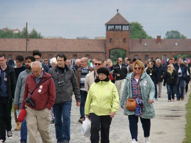 Oświęcim. Jeszcze więcej osób odwiedzi były niemiecki obóz Auschwitz-Birkenau. Szacunki wskazują, że może to być nawet 2,3 mln