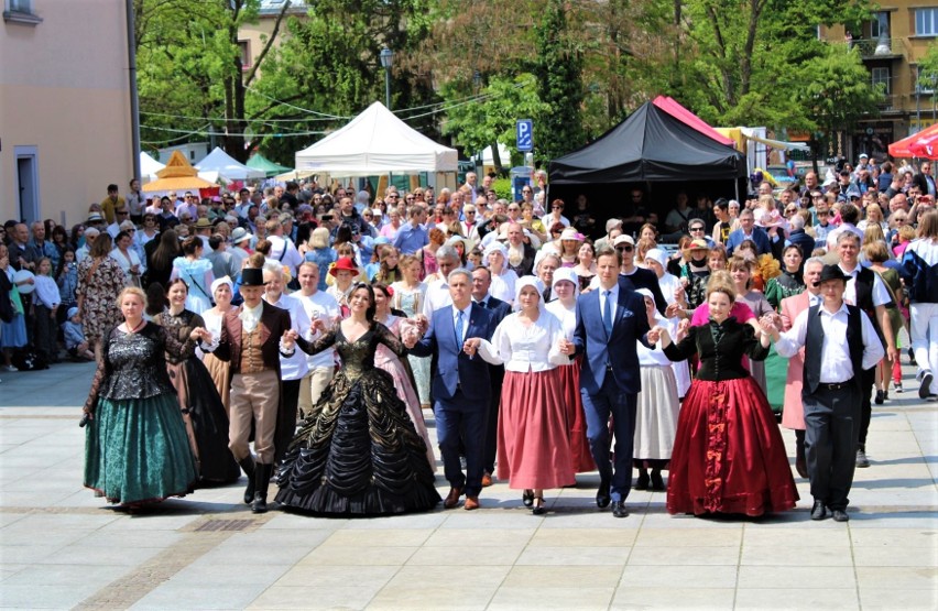 Mieszkańcy Krzeszowic przebrali się w stroje z XIX wieku i...