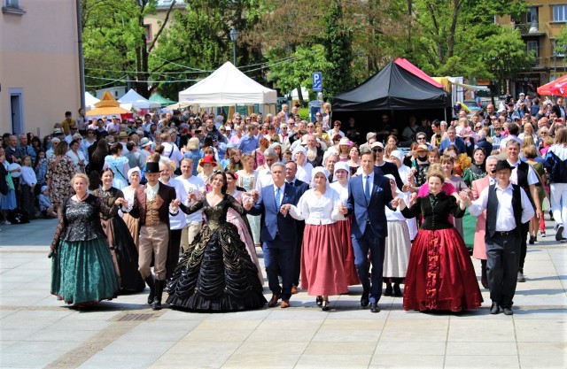 Mieszkańcy Krzeszowic przebrali się w stroje z XIX wieku i zatańczyli poloneza na Rynku