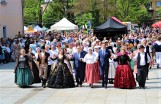 Niezwykły polonez tańczony na Majówce w Krzeszowicach. Cały Rynek tancerzy w strojach z minionej epoki