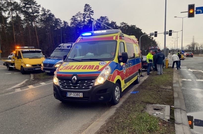 Na skrzyżowaniu ul. Częstochowskiej z obwodnicą Opola suzuki...