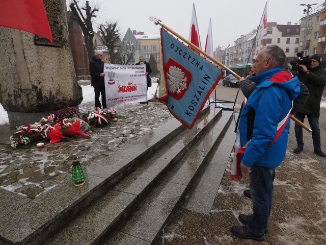 W Koszalinie po Mszy Świętej w intencji ofiar stanu wojennego odprawionej w katedrze przedstawiciele władz miasta, związku Solidarność, partii politycznych i instytucji miejskich złożyli kwiaty pod pomnikiem papieża Jana Pawła II.