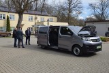 Placówka Opiekuńczo-Wychowawcza w Strobowie otrzymała elektryczny samochód. Zobacz zdjęcia