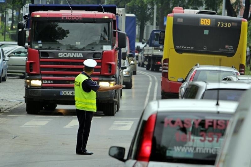 Ulica Robotnicza wciąż zamknięta, bo się zapadła (ZDJĘCIA)