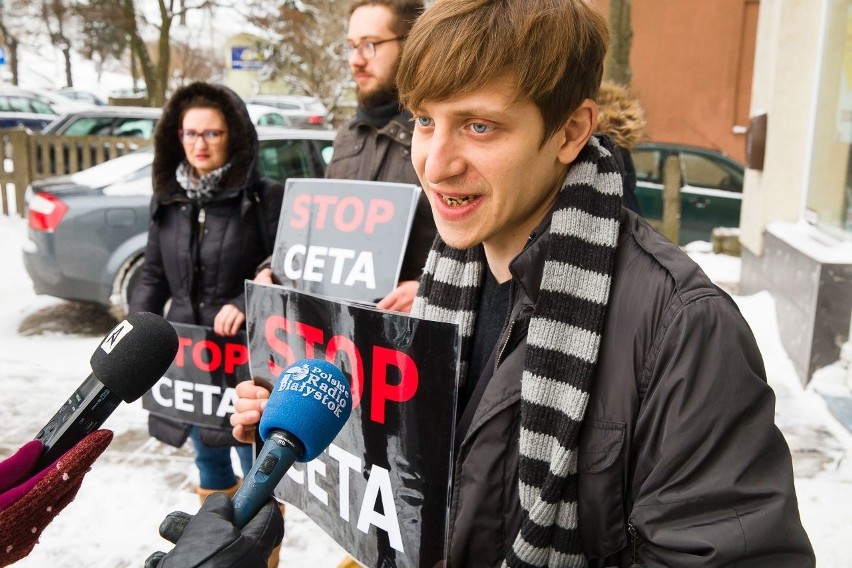 Jeżdżą od miasta do miasta i walczą z CETA. Odwiedzili też Białystok (wideo)