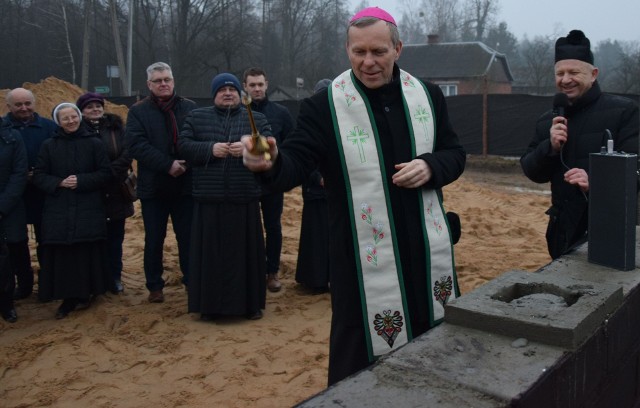 Plac budowy w Jedlni Kolonii poświęcił biskup Piotr Turzyński.