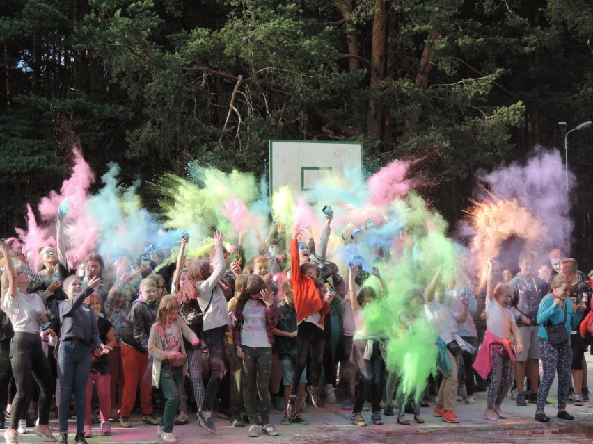 Małkinia Górna. Festiwal Kolorów, 5.07.2019. Kolorowymi proszkami obrzucało się ponad 150 osób. Było barwnie i radośnie 