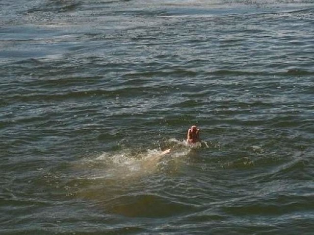 Nad jeziorem Narie, w okolicach Kretowiny, we wtorek topił się mężczyzna. To 27 ofiara wody od początku maja.