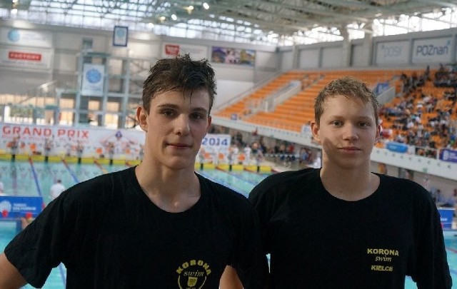 Kacper Stępniak (z lewej) i Mikołaj Łukawski  zawodnicy Korony Swim Kielce.